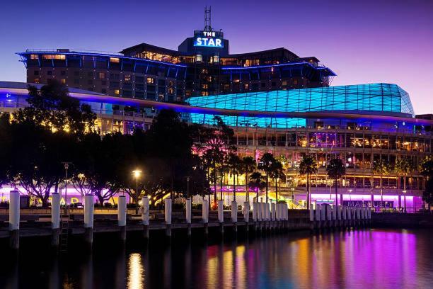 Luxury Darling Harbour Views, Pool & Parking Apartment *