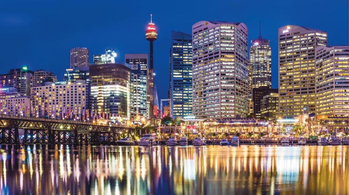 Luxury Darling Harbour Views, Pool & Parking Apartment