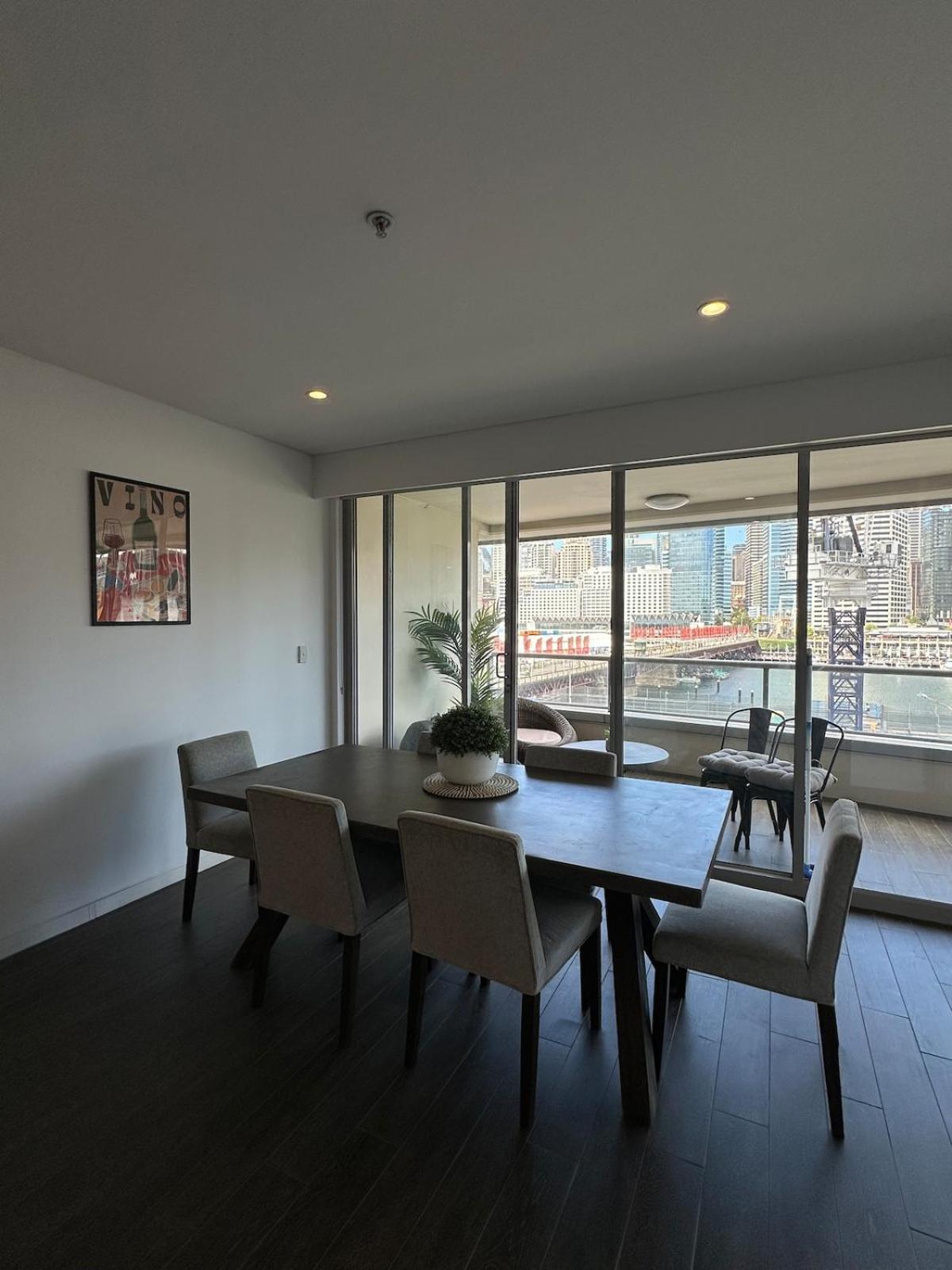 Luxury Darling Harbour Views, Pool & Parking Apartment