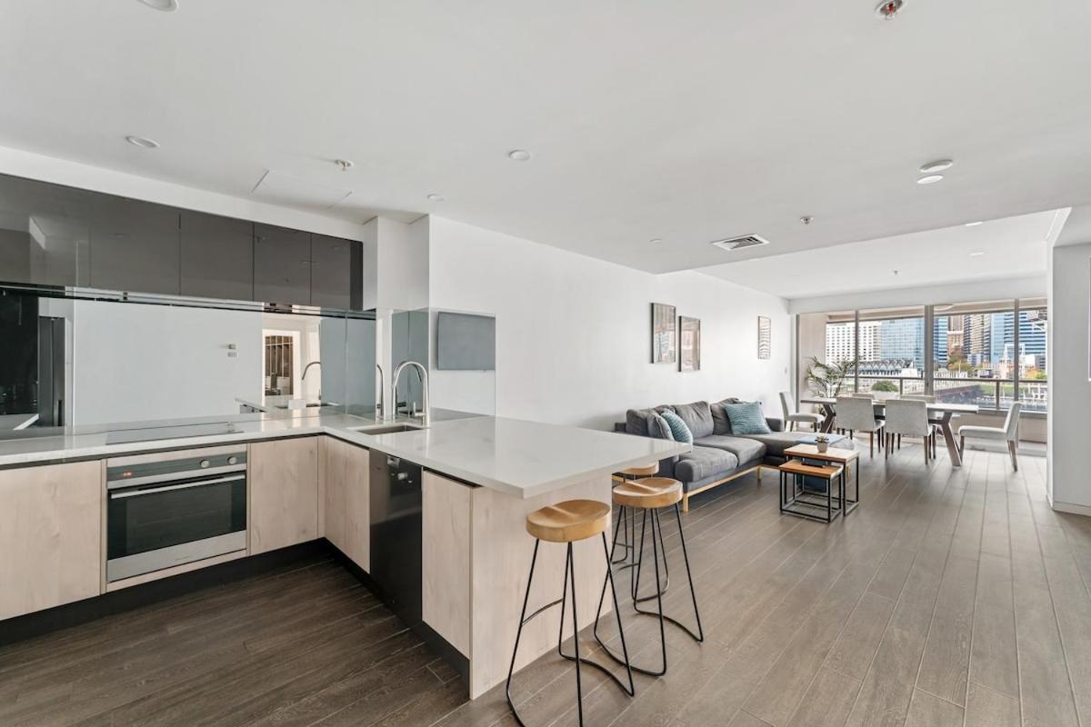 Luxury Darling Harbour Views, Pool & Parking Apartment