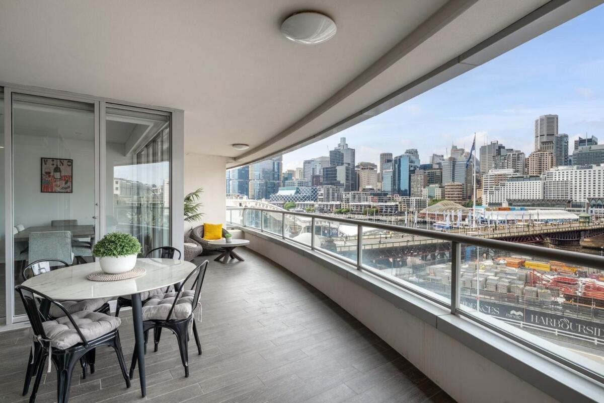 Luxury Darling Harbour Views, Pool & Parking Apartment