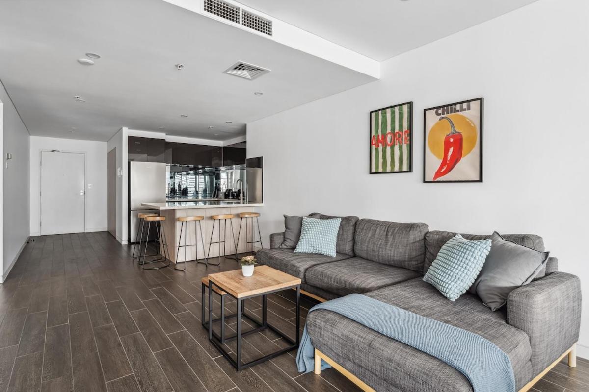 Luxury Darling Harbour Views, Pool & Parking Apartment