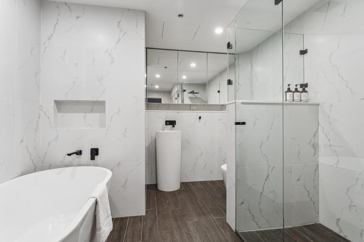Luxury Darling Harbour Views, Pool & Parking * Sydney